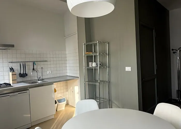 Con Balcone A Due Passi Dal Centro Μόντενα